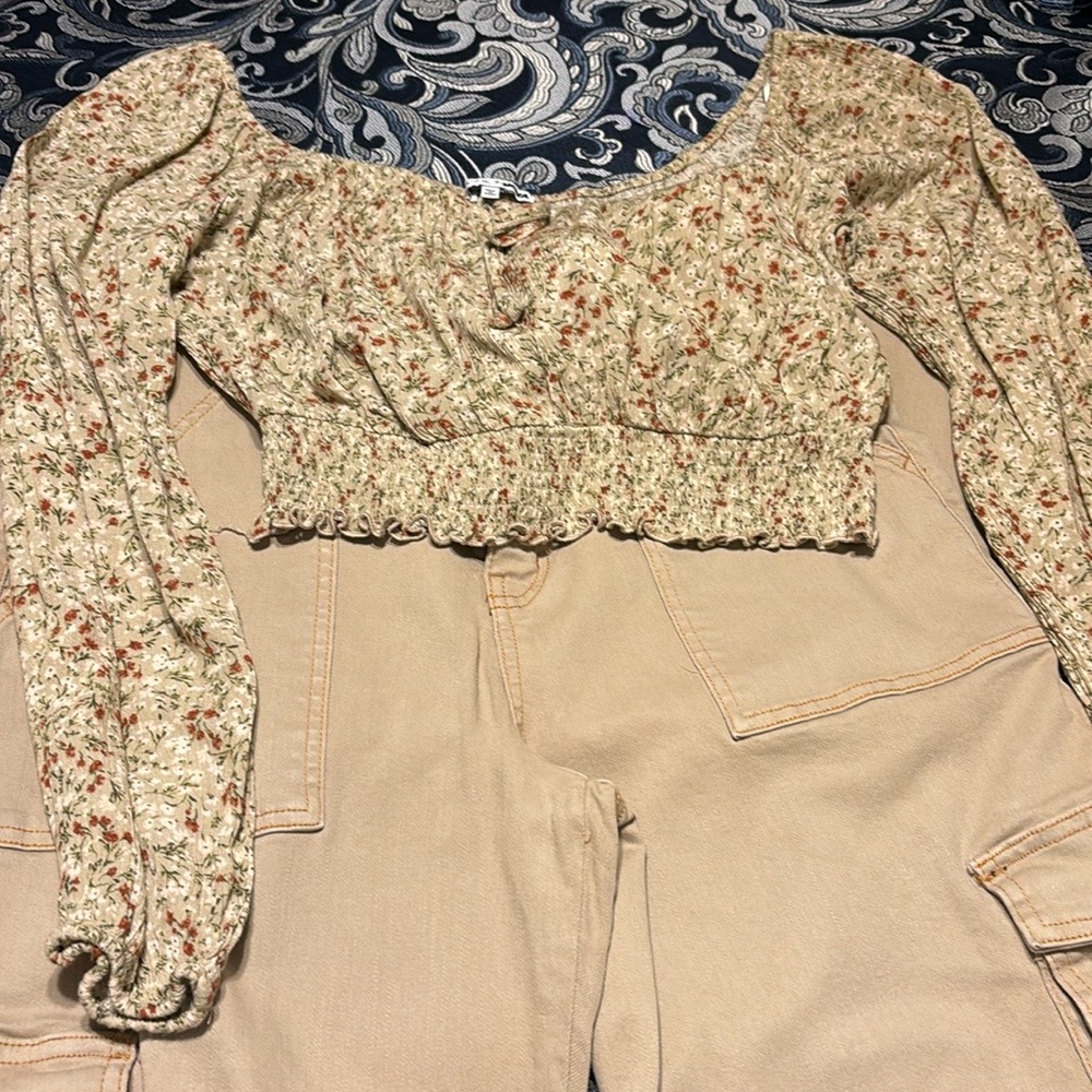 Women’s  Top - Picture 2 of 4